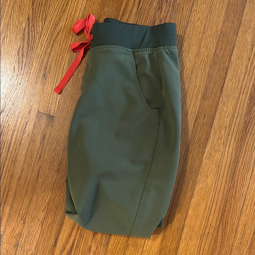 FIGS Zamora jogger